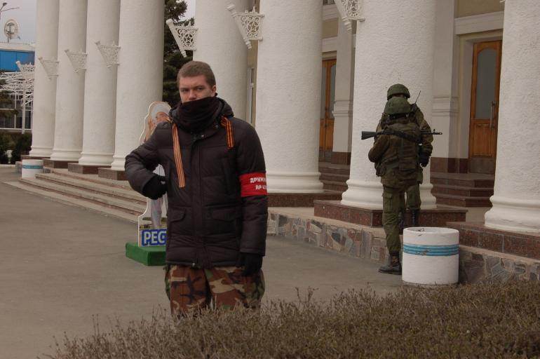 A l&#039;aéroport de Simferopol, un milicien et deux militaires sans insigne