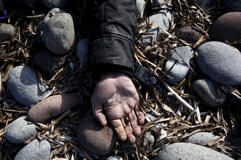 La main d&#039;un homme échoué sur l&#039;île de Lesbos, le 31 octobre 2015.