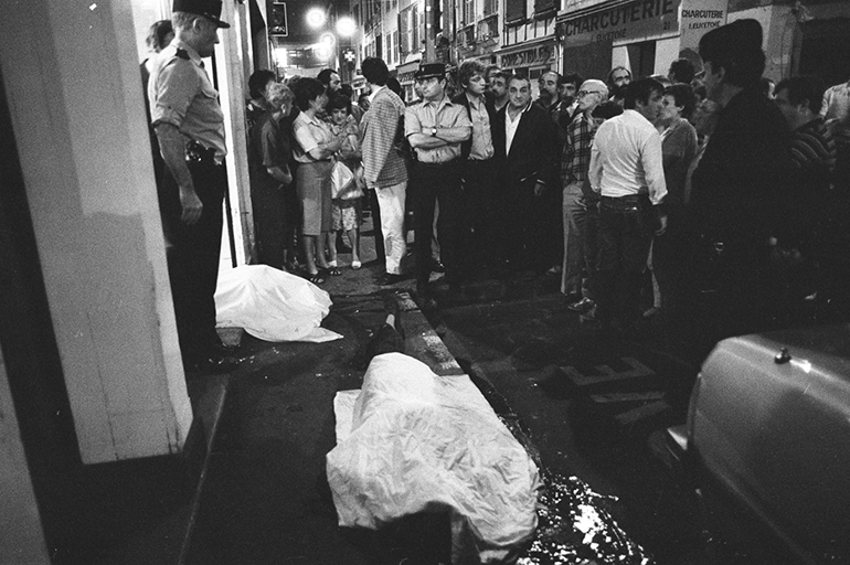 Le 25 octobre 1985, devant l'hôtel Monbar, deux des quatre victimes. Cliquer pour agrandir. Le 25 octobre 1985, devant l'hôtel Monbar, deux des quatre victimes. Cliquer pour agrandir.