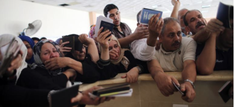 Des centaines de Palestiniens tentent, mercredi 16 juillet, de fuir la Bande de Gaza et d'entrer en Égypte par Rafah. Des centaines de Palestiniens tentent, mercredi 16 juillet, de fuir la Bande de Gaza et d'entrer en Égypte par Rafah.