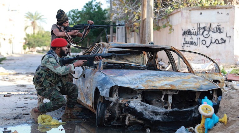 Des forces pro-gouvernementales libyennes se battent dans Benghazi en décembre 2014 Des forces pro-gouvernementales libyennes se battent dans Benghazi en décembre 2014