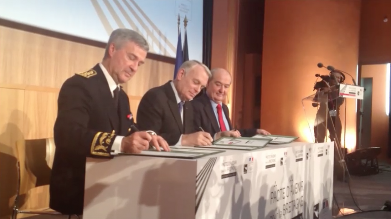 Jean-Marc Ayrault, premier ministre, signe le pacte d&#039;avenir pour la Bretagne