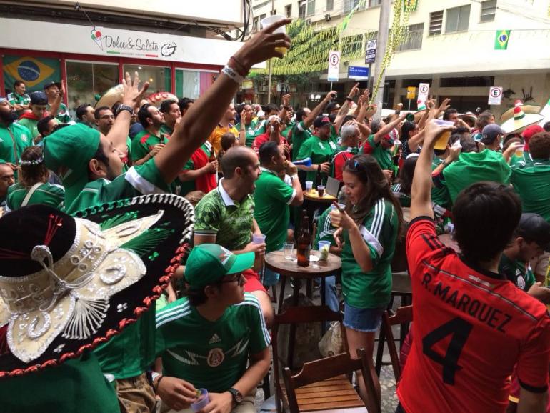 Supporters mexicains et brésiliens devant le Bar "Mexico 70" à Copacabana.