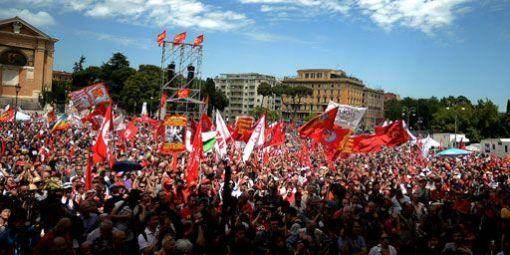 Manifestation des ouvriers métallurgistes italiens, le 18 mai, sur la Piazza San Giovanni à Rome (AFP photo / Filippo Monteforte