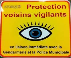 Panneau type signalant le dispositif « Voisins vigilants », dans une commune des Alpes Maritîmes.s