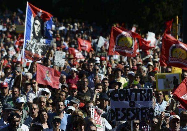 Des dizaines de milliers de portugais ont manifesté le 25 mai pour réclamer la démission du gouvernement