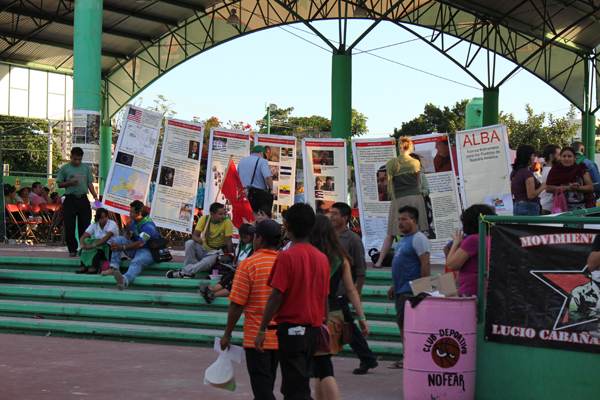 Le stand de l'ALBA au village de la Via Campesina