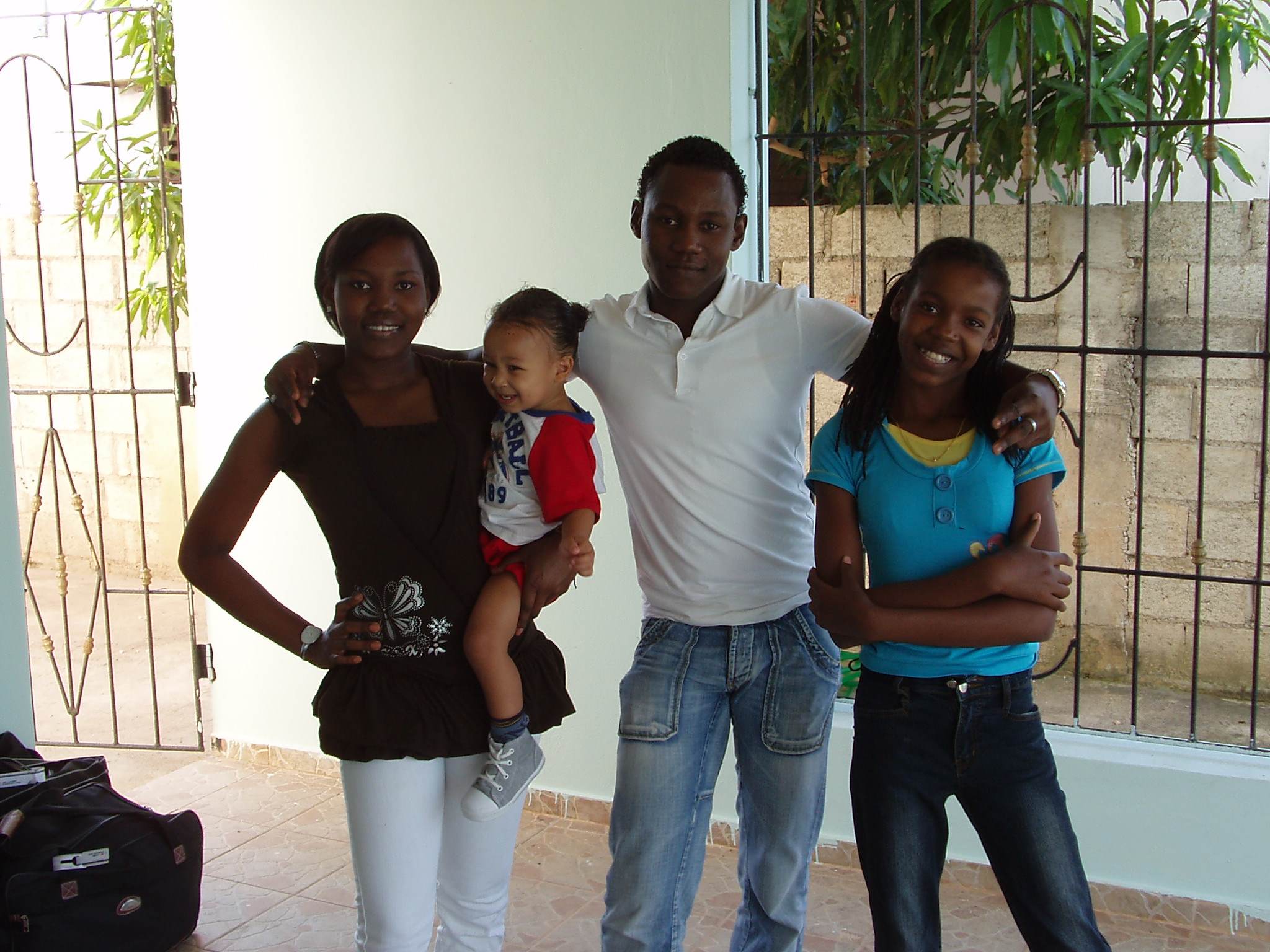 trois des aînés avec leur petit frère Téo, janvier 2010, dernière photo ensemble trois des aînés avec leur petit frère Téo, janvier 2010, dernière photo ensemble