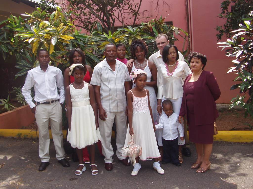 Marjorie et Laurent , entourés des 4 enfants , mariage en 2006 Marjorie et Laurent , entourés des 4 enfants , mariage en 2006