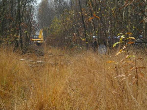 Une pelleteuse protégée par les keufs près de la Châtaigneraie