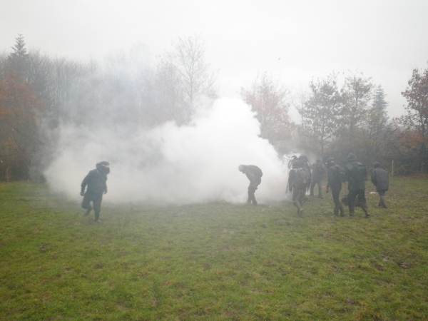 des opposant.e.s ramassent les lacrymos pour les relancer