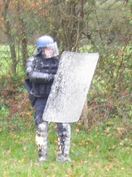 Un flic repeint devant la Châtaignerie