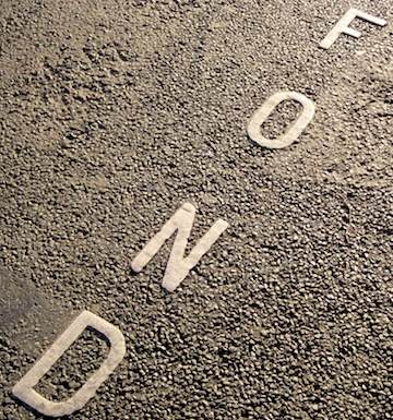 En grandes lettres sur le fond.