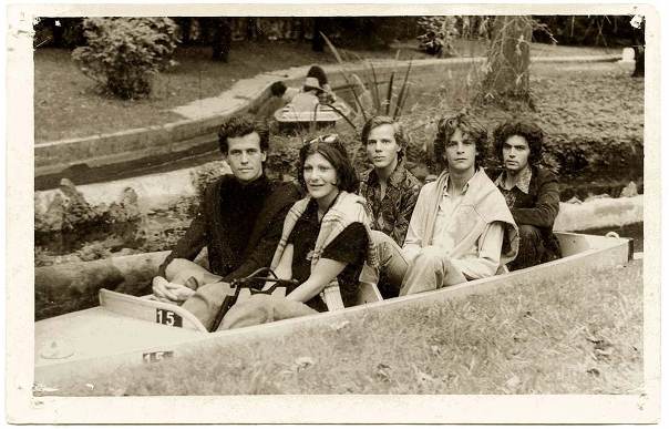 Années 1970, au Jardin d'acclimation: Jean-Marc Roberts en fond de barque, derrière Pascal Greggory et François-Marie Banier. Années 1970, au Jardin d'acclimation: Jean-Marc Roberts en fond de barque, derrière Pascal Greggory et François-Marie Banier.