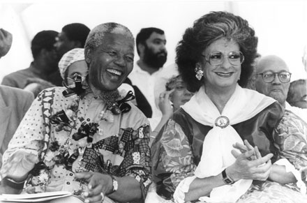 Nelson Mandela et Pieter-Dirk Uys (alias Evita Bezuidenhout)...