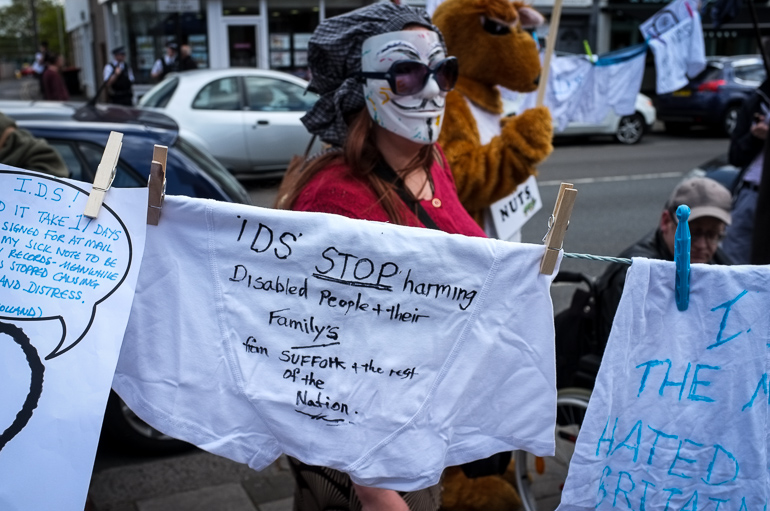 Des manifestants contre les coupes sociales à Chingford, la circonscription de Iain Duncan Smith (IDS)