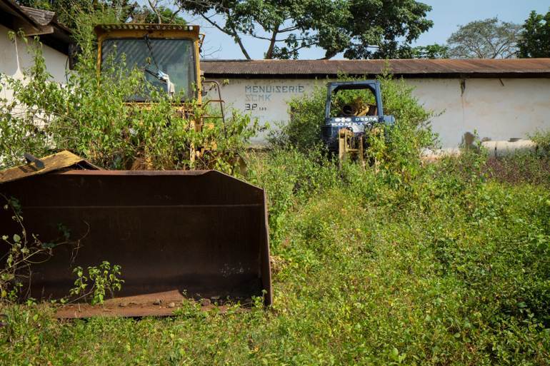 Des engins de chantier à l'abandon à Carnot Des engins de chantier à l'abandon à Carnot