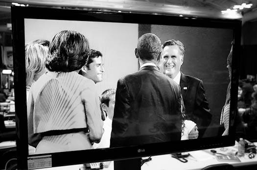 Obama et Romney se serrant la main à la fin du débat.