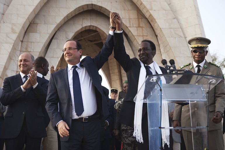 François Hollande au Mali le 2 février 2013 célébrant la "victoire" de l'opération Serval