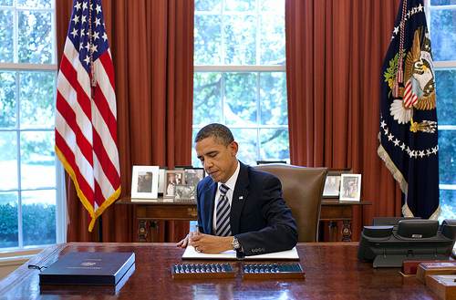 Obama signant l&#039;accord de réduction du deficit budgtéaire en août 2011