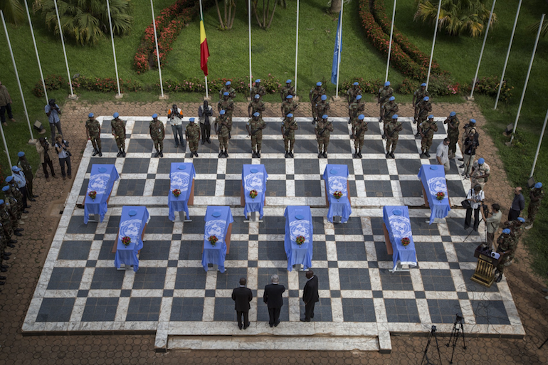 Enterrement de neuf casques bleus nigériens de la MINUSMA tués en octobre 2014.