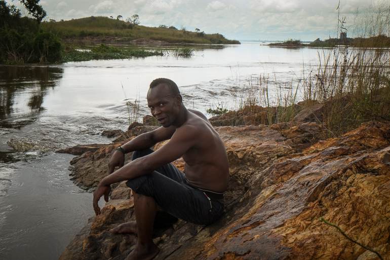 Un pêcheur centrafricain sur le fleuve Oubangui. Dans son dos, la RDC.