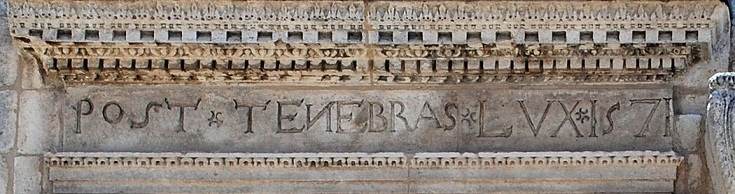 L&#039;inscription de la fenêtre Post Tenebras Lux des Baux-de-Provence
