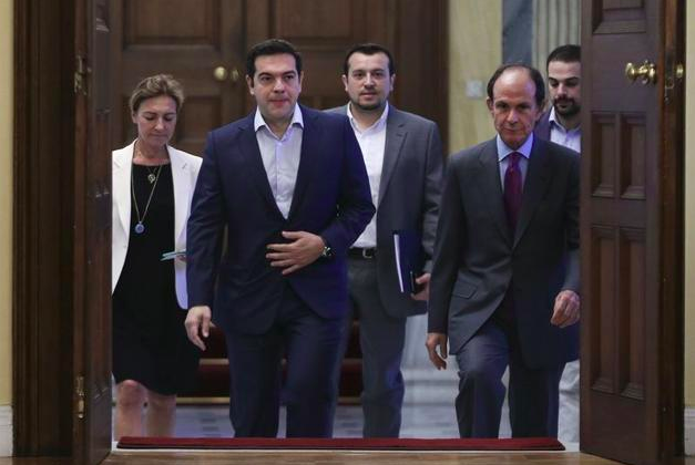 Alexis Tsipras arrive au palais présidentiel, lundi 6 juillet à Athènes.