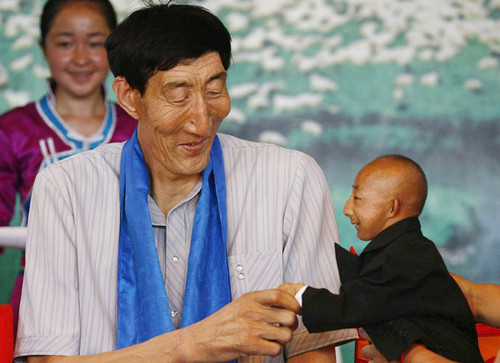 Rencontre entre l'homme le plus grand et le plus petit