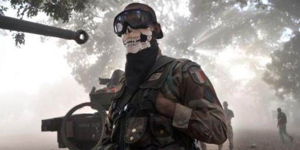 Un légionnaire français engagé au Mali photographié par l&#039;AFP avec un masque de mort du jeu vidéo Call of duty 
