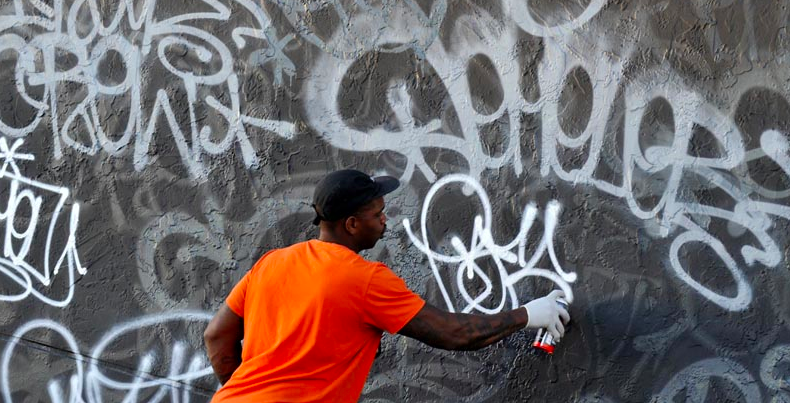 Earsnot peignant un mur à Miami Earsnot peignant un mur à Miami