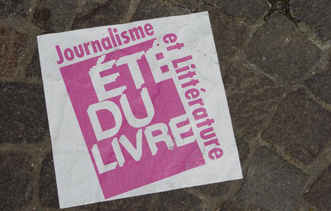 Un des stickers spécial macadam de la signalétique de l'Eté du livre
