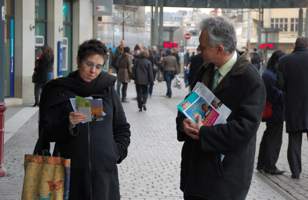 Mardi matin, Jacques Bigot, tête de liste PS-EE, tracte dans les rues de Strasbourg