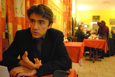 Yann Wehrling, la tête de liste Modem, au restaurant le Singe bleu, QG des militants au soir du premier tour.