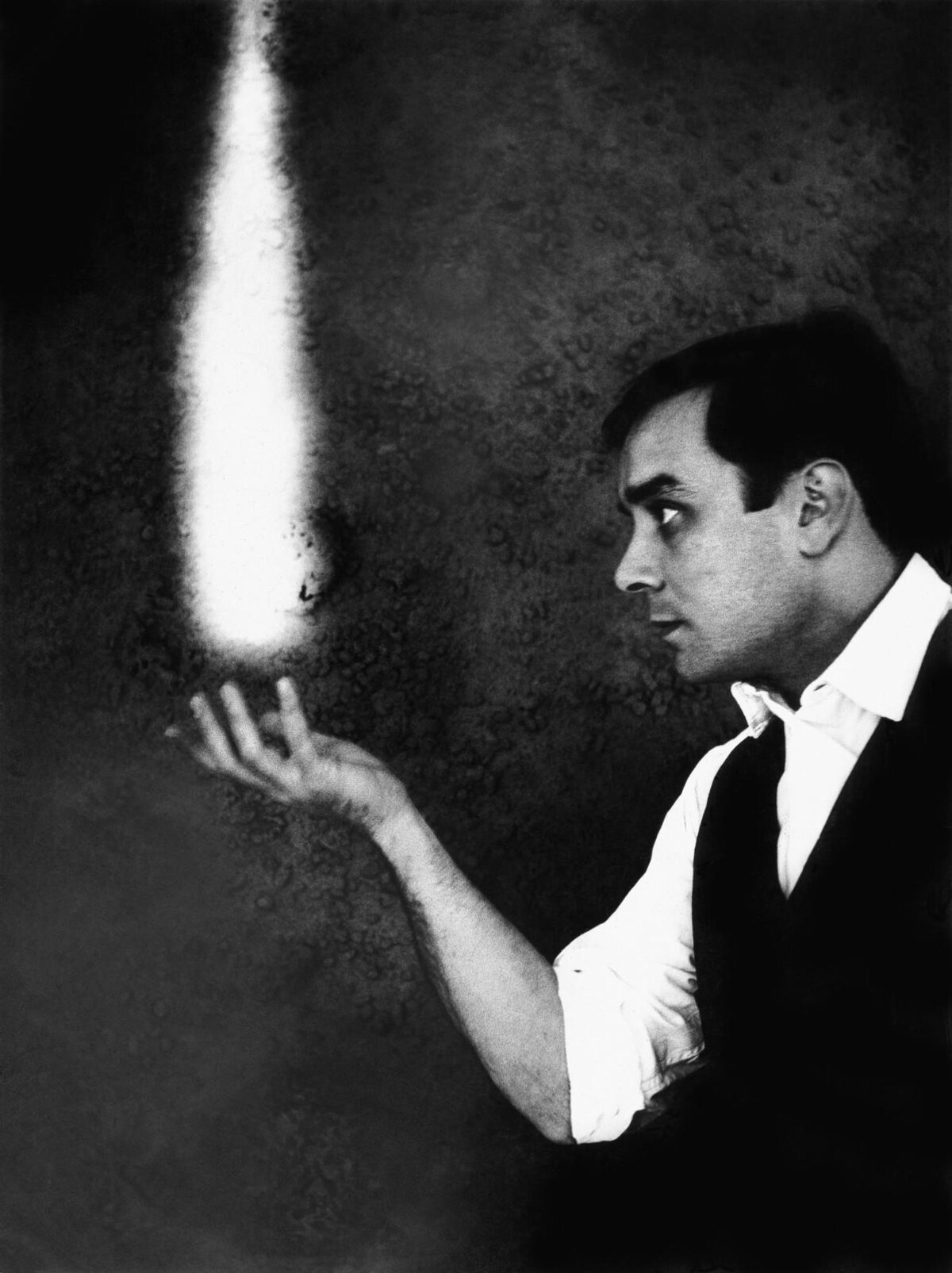 Yves Klein: Le feu au cœur du vide Learning to Fly with Yves Klein's 'Le Saut Dans le Vide