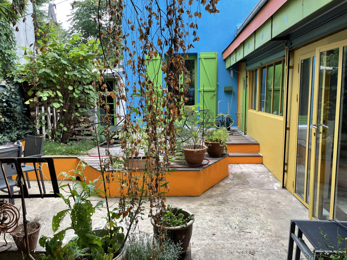 Le presbytère n'a rien perdu de son charme, ni le jardin de son éclat