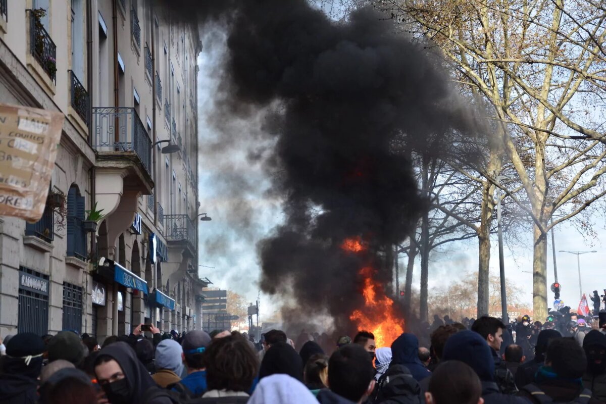 VIDEO - Une Tesla incendiée à Rennes lors des manifestations
