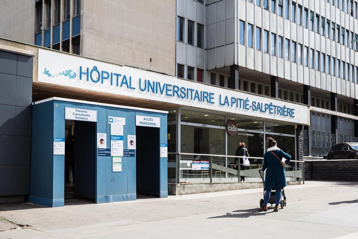 Entrée de l’Hôpital Universitaire La Pitié-Salpêtrière à Paris