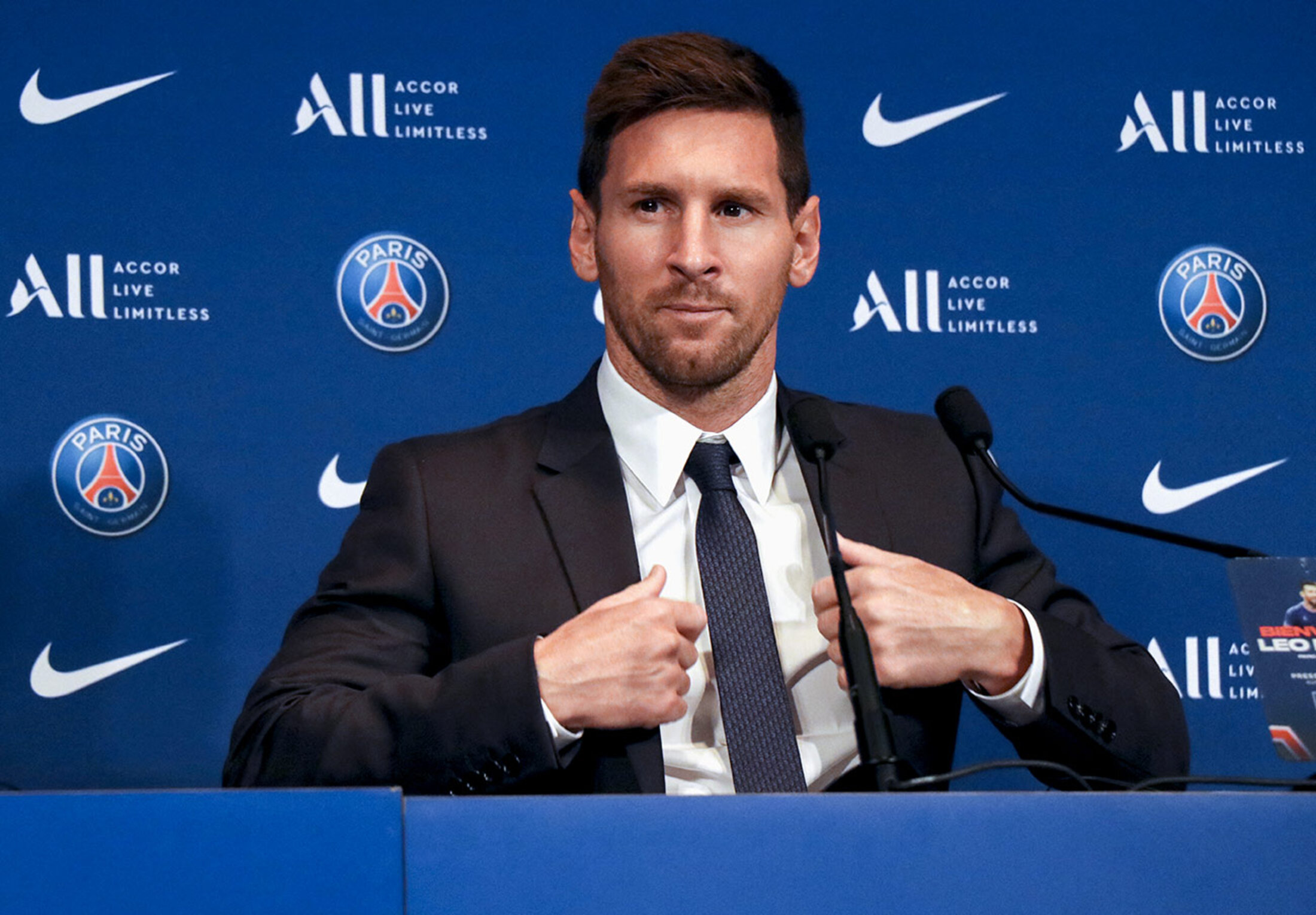 Paris, le 11 août 2021. Lionel Messi lors de la conférence de presse annonçant sa signature avec le PSG. © Photo Alaattin Dogru / Agence Anadolu via AFP
