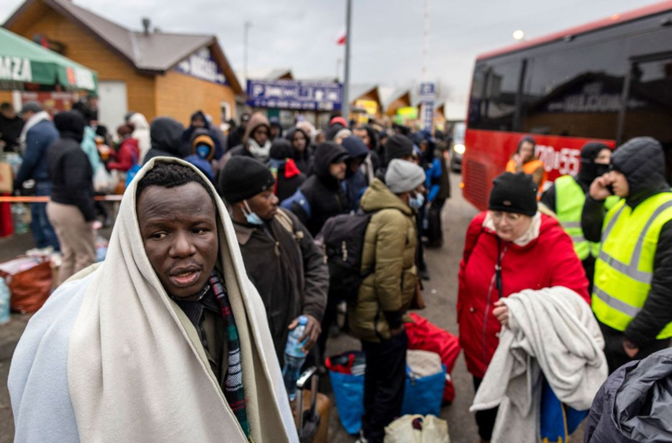 Черный приняли. Черные беженцы. Африканцы в Украине. Расизм в Украине. Люди бегут из Украины индусы.