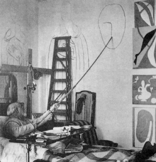 Matisse draws a head for the Chapelle du Rosaire in his studio Hotel Regina, Cimiez, 1950 Matisse draws a head for the Chapelle du Rosaire in his studio Hotel Regina, Cimiez, 1950