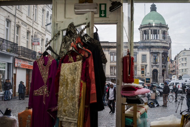 La plaza de la ciudad desde el comercio pakistaní en la planta baja del edificio donde vive la familia Abdeslam. © Pauline Beugnies- Out Of focus La plaza de la ciudad desde el comercio pakistaní en la planta baja del edificio donde vive la familia Abdeslam. © Pauline Beugnies- Out Of focus