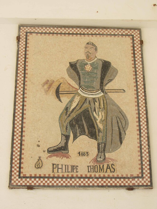 Une mosaïque représentant Philippe Thomas place du centenaire de la Compagnie de Phosphates de Gafsa à Metlaoui Une mosaïque représentant Philippe Thomas place du centenaire de la Compagnie de Phosphates de Gafsa à Metlaoui