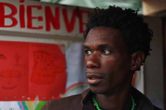 Avec toile et sans-papier