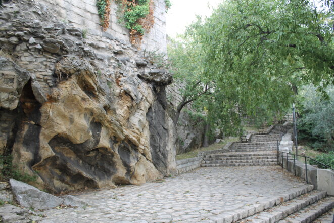 Le rocher calcaire sert de socle au rempart vers la porte Auguste © Polomé Le rocher calcaire sert de socle au rempart vers la porte Auguste © Polomé