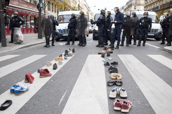 Place de la République à Paris dimanche en début d'après-midi: des chaussures pour représenter des manifestants empêchés de manifester © Jean de Peña