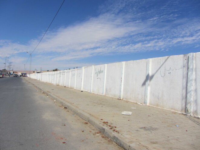 Le mur le long de la voie ferrée divise la ville de Metlaoui en deux quartiers où résident des tribus distinctes Le mur le long de la voie ferrée divise la ville de Metlaoui en deux quartiers où résident des tribus distinctes