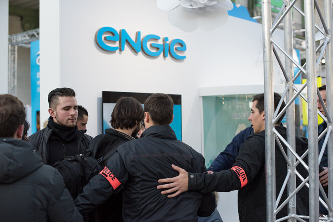 Policiers en civil devant le stand d'Engie © Jean de Peña du Collectif À-vif(s) Policiers en civil devant le stand d'Engie © Jean de Peña du Collectif À-vif(s)