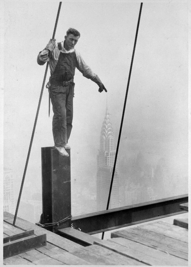 Lewis Hine, Empire State Building construction worker touching the top of the Chrysler building © Lewis Hine - 1930