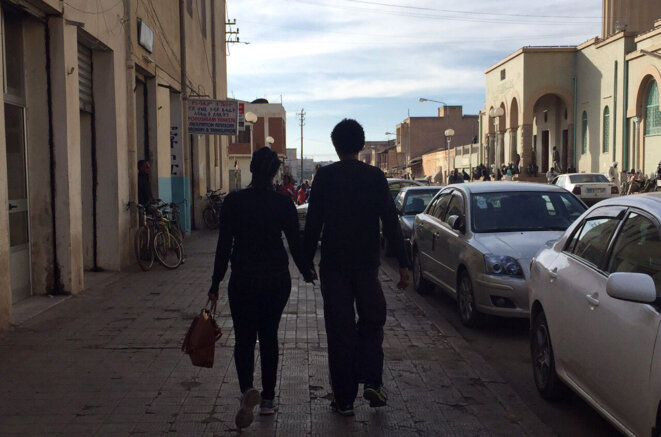 Couple se donnant la main dans la rue à Asmara (Erythrée) Couple se donnant la main dans la rue à Asmara (Erythrée)